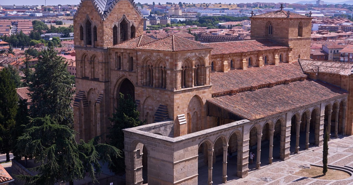 Panoramic view of a historic cathedral in Ávila, Spain showcasing medieval architecture.