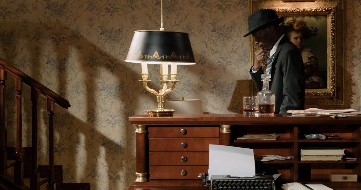Captivating image of a detective in vintage attire, evoking a classic noir ambiance.