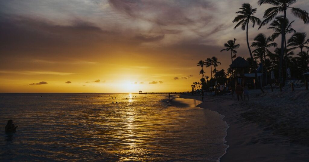 9 Cheap Beach Town Vacations Under $900 a Week - Featured image