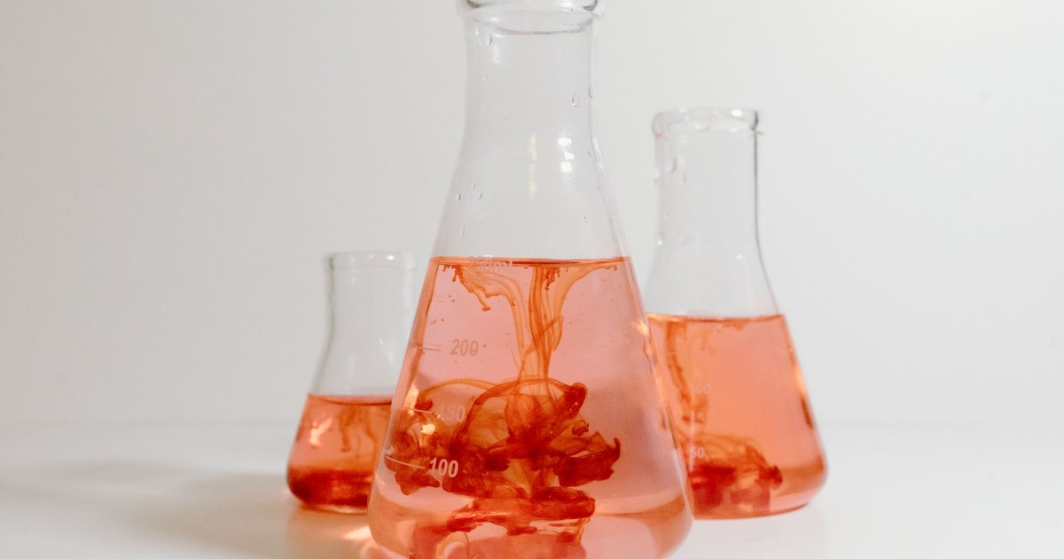 Red liquid experiments with Erlenmeyer flasks in a laboratory setting.