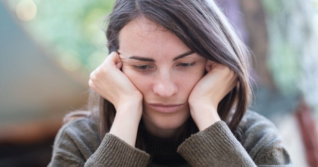 11 Things People Who Feel Deeply Unhappy Do When No One’s Around - Featured image