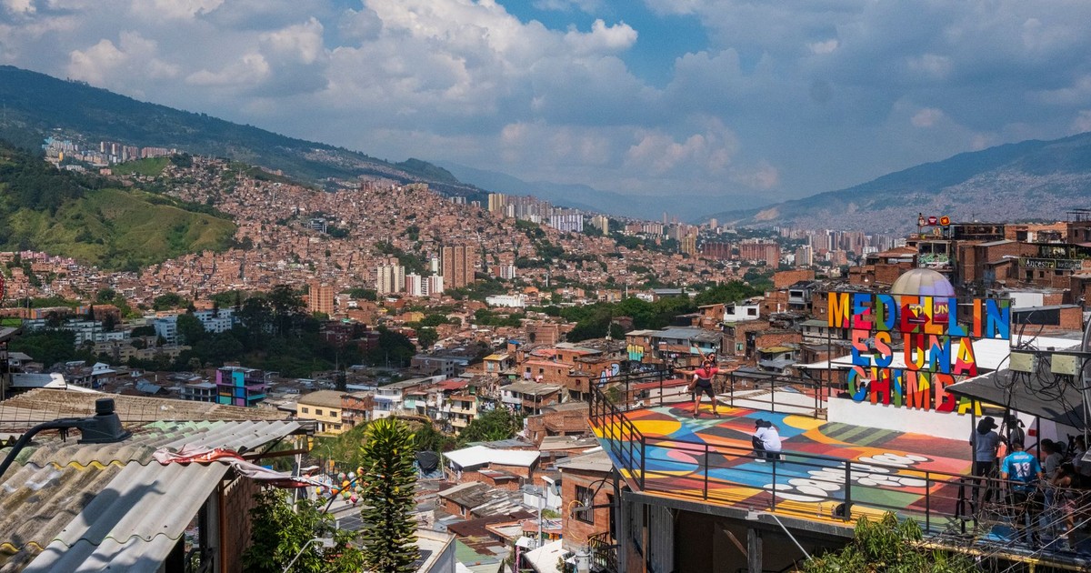 Panoramic view of Medellín's vibrant cityscape and mountains under a clear sky.