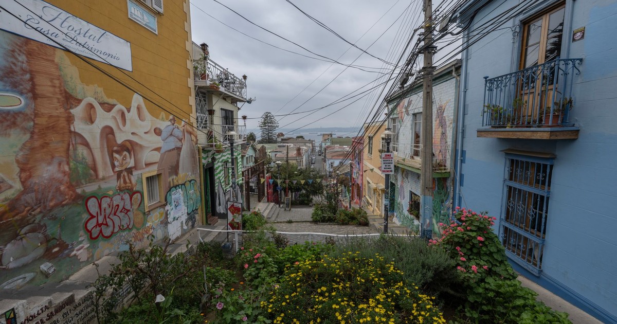 Vibrant street art and murals in a Valparaíso neighborhood showcasing local artistry.