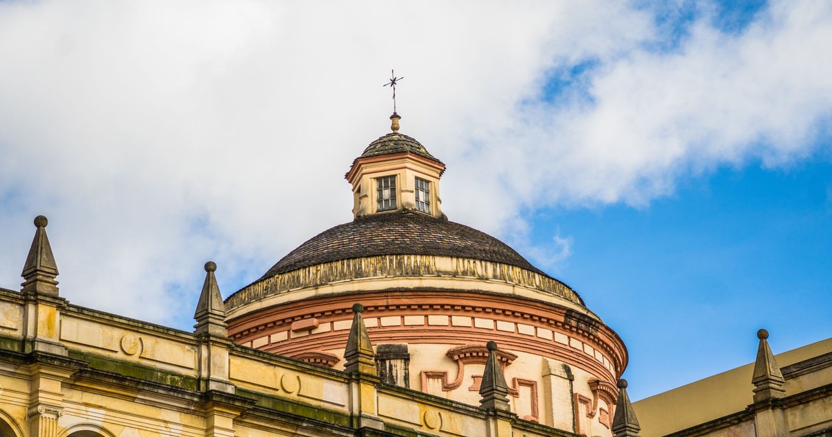Capture of the classical dome against a vibrant blue sky in Bogotá, showcasing architecture.