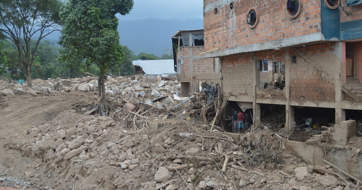 Destruction from landslide in Mocoa, Colombia, showing damaged buildings and debris.