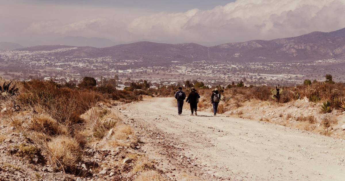 A group hiking through the picturesque landscape of San Juan Tizahuapan, Hidalgo.