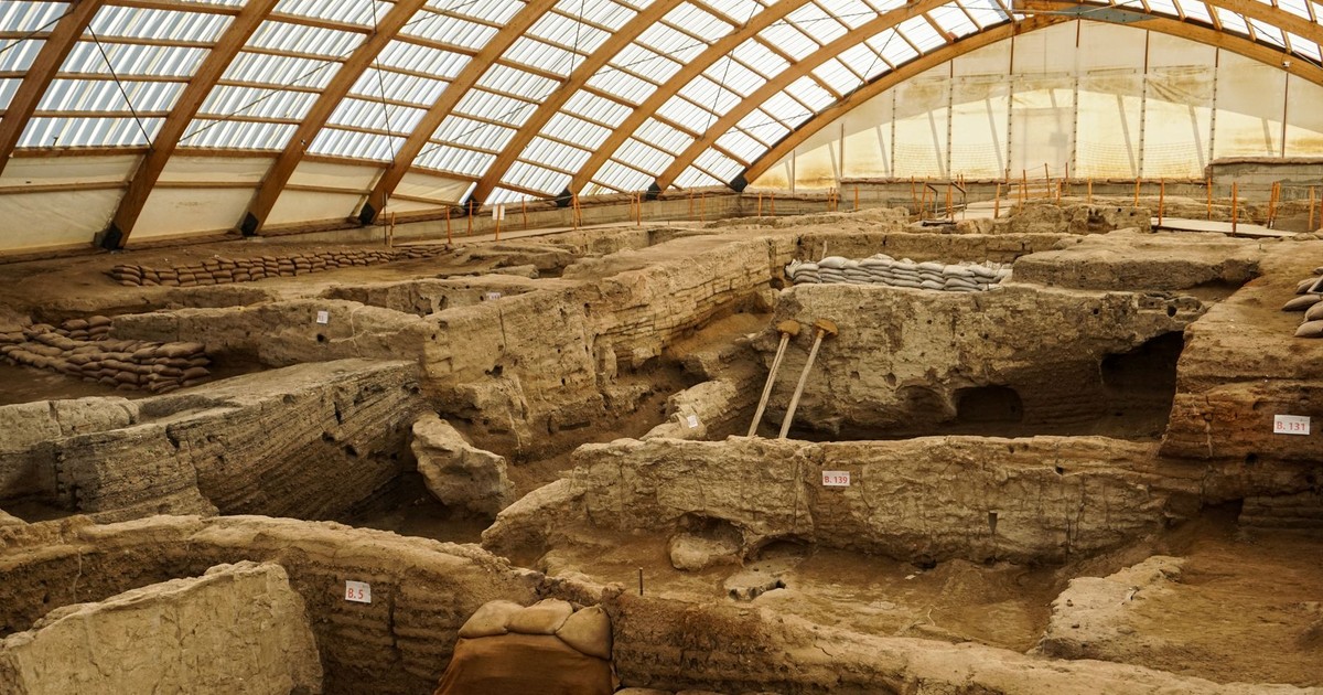 Explore the ancient ruins of Çatalhöyük, a key archaeological site in Türkiye.